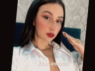 Mia_anniston
